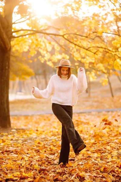 Stylowa Kobieta Ciesząca Się Jesienną Pogodą Parku Moda Koncepcja Stylu — Zdjęcie stockowe