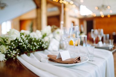 Etkinlik için güzel dekore edilmiş bir masa. Düğün, doğum günü, parti, etkinlik konsepti.