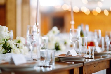 Etkinlik için güzel dekore edilmiş bir masa. Düğün, doğum günü, parti, etkinlik konsepti.