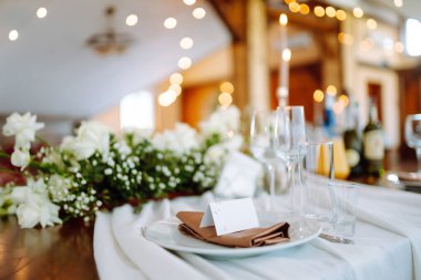 Etkinlik için güzel dekore edilmiş bir masa. Düğün, doğum günü, parti, etkinlik konsepti.