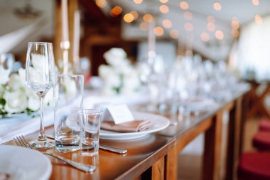 Etkinlik için güzel dekore edilmiş bir masa. Düğün, doğum günü, parti, etkinlik konsepti.