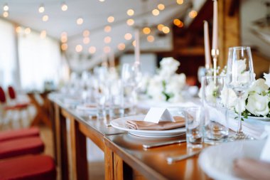 Etkinlik için güzel dekore edilmiş bir masa. Düğün, doğum günü, parti, etkinlik konsepti.