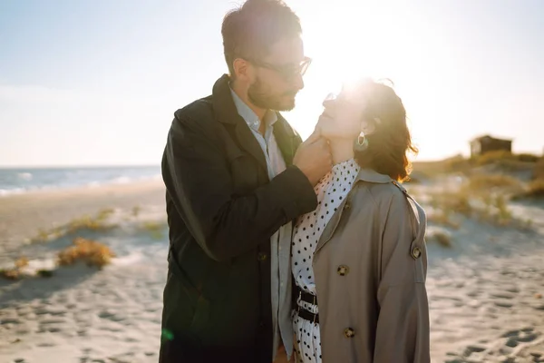 在秋日阳光明媚的日子里 一对年轻夫妇在海滩上散步和拥抱 与自然独处的生活方式 — 图库照片