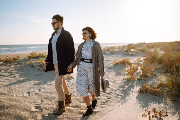 Jong Stel Dat Plezier Beleeft Aan Wandelen Knuffelen Het Strand — Stockfoto