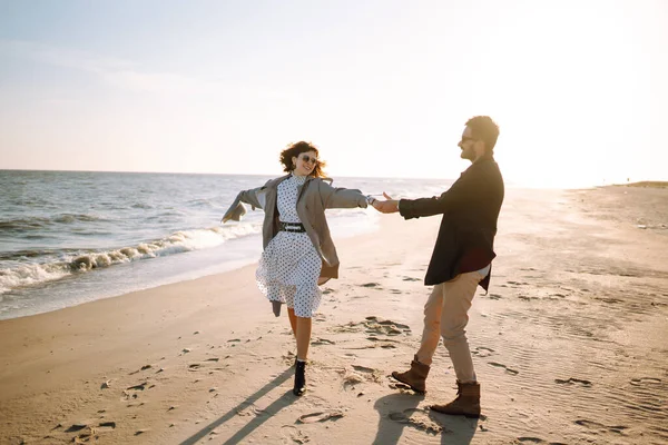 Casal Jovem Divertindo Andando Abraçando Praia Durante Outono Dia Ensolarado — Fotografia de Stock