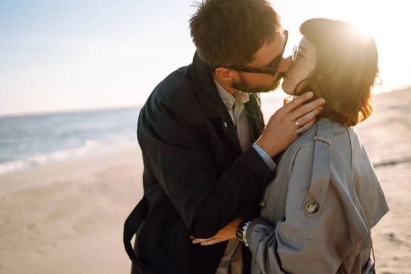 Junges Paar Beim Spazierengehen Und Kuscheln Strand Einem Sonnigen Herbsttag — Stockfoto