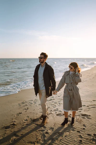 Casal Jovem Divertindo Andando Abraçando Praia Durante Outono Dia Ensolarado — Fotografia de Stock