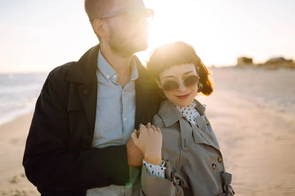 Pareja Joven Divirtiéndose Caminando Abrazándose Playa Durante Día Soleado Otoño — Foto de Stock