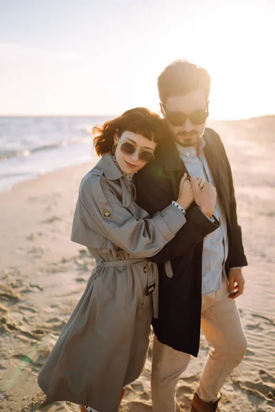 Casal Jovem Divertindo Andando Abraçando Praia Durante Outono Dia Ensolarado — Fotografia de Stock