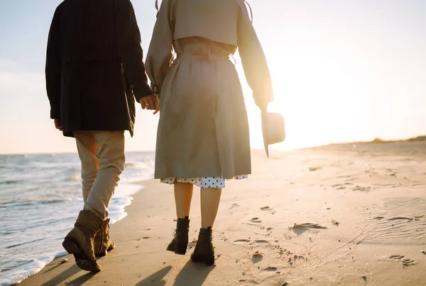 Unga Par Som Har Roligt Promenader Och Kramas Stranden Hösten — Stockfoto