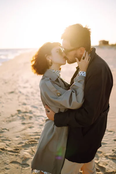 Junges Paar Beim Spazierengehen Und Kuscheln Strand Einem Sonnigen Herbsttag — Stockfoto