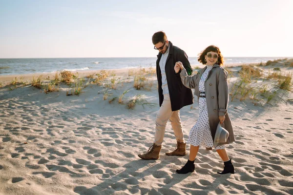 Unga Par Som Har Roligt Promenader Och Kramas Stranden Hösten — Stockfoto