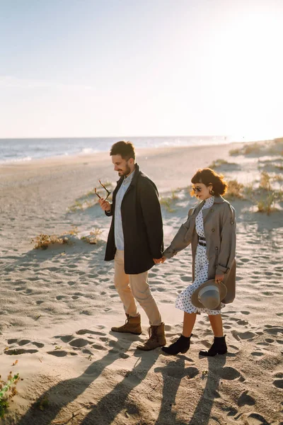 Unga Par Som Har Roligt Promenader Och Kramas Stranden Hösten — Stockfoto