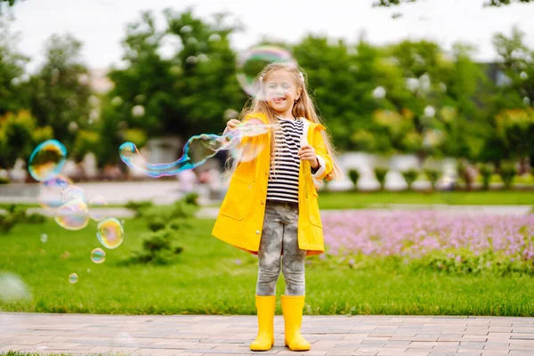 Cute Little Girl Jesienią Spacerze Dmuchanie Baniek Mydlanych Dzieciństwo Aktywny — Zdjęcie stockowe