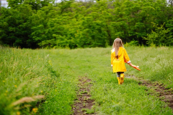 Una Niña Con Una Capa Amarilla Botas Goma Lanza Avión — Foto de Stock