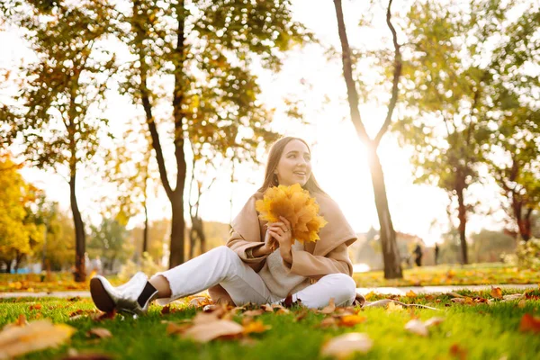 Mulher Feliz Divertindo Brincando Com Folhas Amarelas Outono Parque Estilo — Fotografia de Stock
