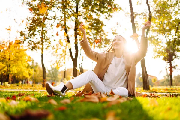 Mulher Feliz Divertindo Brincando Com Folhas Amarelas Outono Parque Estilo — Fotografia de Stock