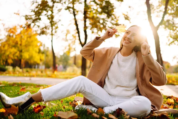 Happy Woman Having Fun Playing Autumn Yellow Leaves Park Lifestyle — Stock Photo, Image