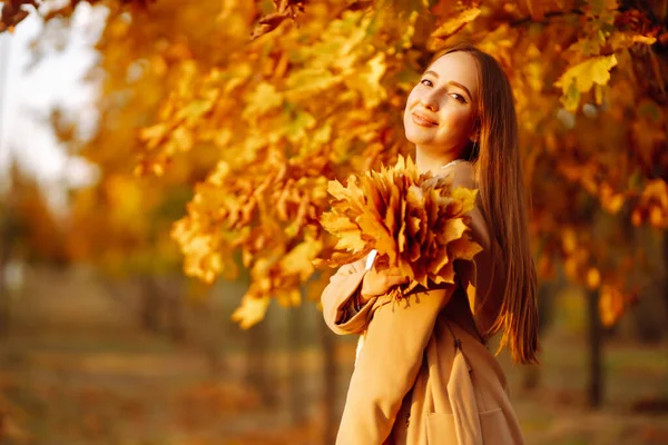 快乐的女人在公园里玩秋天的黄叶 生活方式 自然的概念 — 图库照片