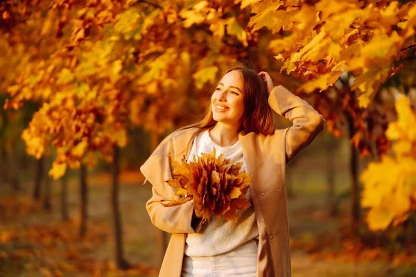 Happy Woman Having Fun Playing Autumn Yellow Leaves Park Lifestyle — Stock Photo, Image