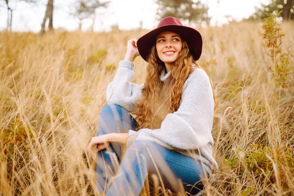Young Woman Sweater Hat Enjoys Autumn Day Outdoors Park Fashion — Stock Photo, Image