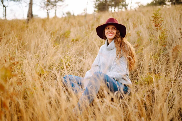 Ung Kvinna Tröja Och Hatt Njuter Höstdag Utomhus Park Mode — Stockfoto