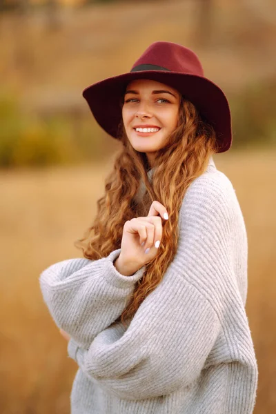 Young Woman Sweater Hat Enjoys Autumn Day Outdoors Park Fashion — Stock Photo, Image
