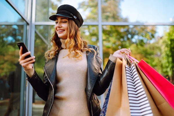 電話で買い物をした後の若い女性 秋のスタイル オンラインショッピングのコンセプト 黒の金曜日 販売の概念 — ストック写真