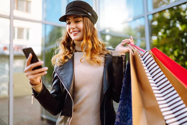 Jonge Vrouw Het Winkelen Met Telefoon Herfststijl Online Winkelen Concept — Stockfoto