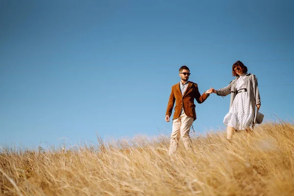 Pareja Joven Enamorada Caminando Aire Libre Día Soleado Hombre Abraza —  Fotos de Stock