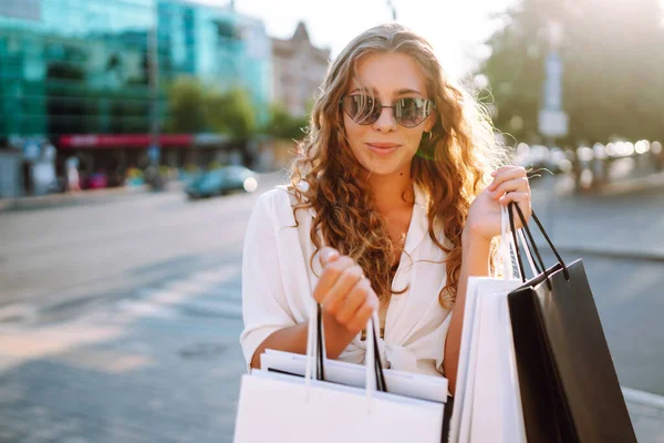 Kobieta Zakupach Kobieta Mody Torbami Zakupy Spaceruje Mieście Zakupach Czarny — Zdjęcie stockowe