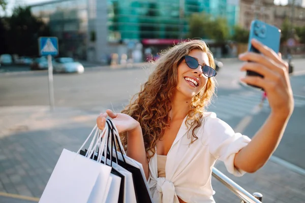 Mooie Vrouw Met Boodschappentassen Maakt Selfie Jonge Vrouw Die Door — Stockfoto