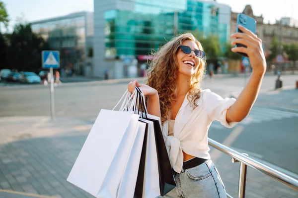 Mooie Vrouw Met Boodschappentassen Maakt Selfie Jonge Vrouw Die Door — Stockfoto