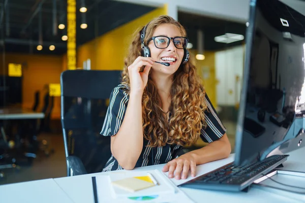 Ontmoeting Online Jonge Vrouw Draagt Een Koptelefoon Met Behulp Van — Stockfoto