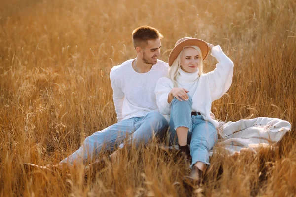 Jeune Couple Amusant Marcher Câliner Pendant Journée Ensoleillée Automne Profiter — Photo