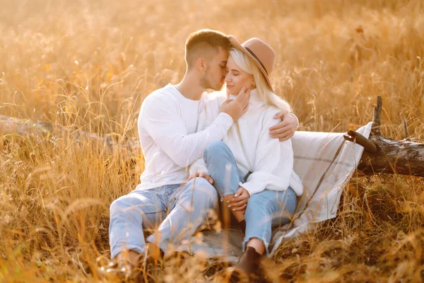Casal Jovem Divertindo Andando Abraçando Durante Outono Dia Ensolarado Aproveitar — Fotografia de Stock