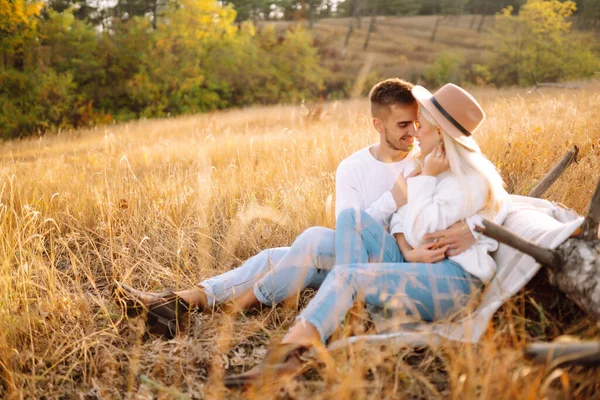 Mladý Pár Baví Procházky Objímání Během Podzimního Slunečného Dne Užívají — Stock fotografie