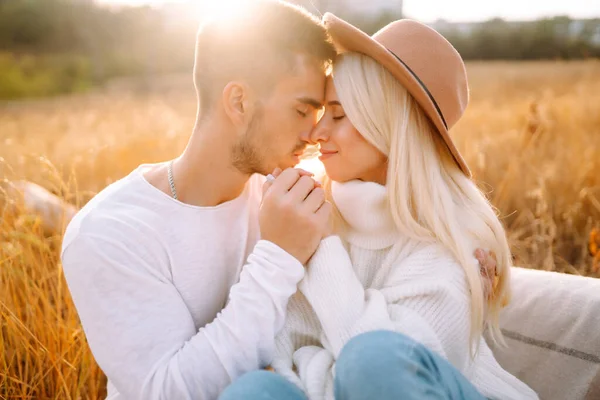 Jeune Couple Amusant Marcher Câliner Pendant Journée Ensoleillée Automne Profiter — Photo