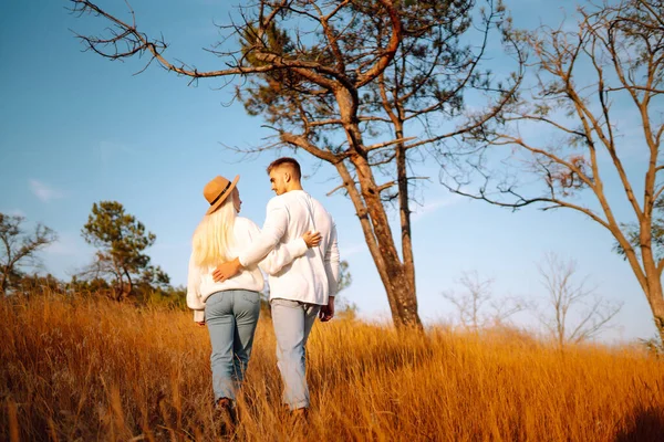 Casal Jovem Divertindo Andando Abraçando Durante Outono Dia Ensolarado Aproveitar — Fotografia de Stock