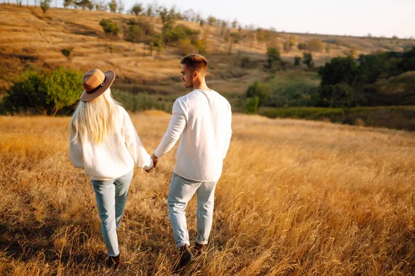 秋の晴れた日に楽しい散歩や抱擁をしている若いカップル 楽しい時間を一緒に ライフスタイルの概念 — ストック写真