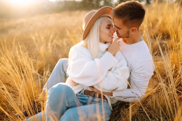 Pareja Joven Divirtiéndose Caminando Abrazándose Durante Día Soleado Otoño Disfrutando — Foto de Stock