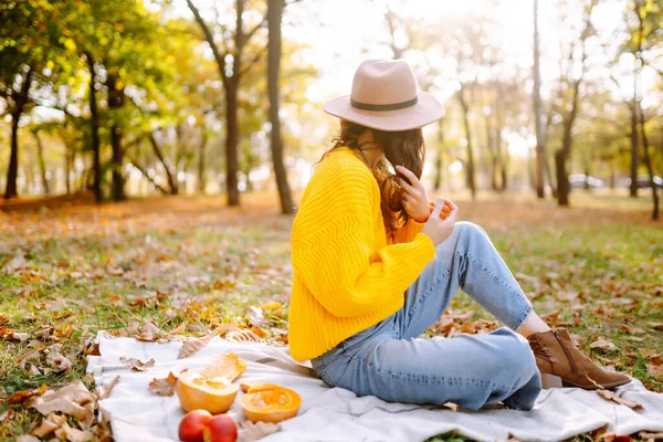 Fall Picnic Pumpkin Young Woman Yellow Sweater Jeans Resting Nature — Stock Photo, Image