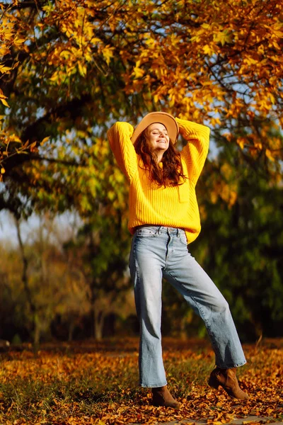 Jovem Mulher Uma Camisola Amarela Jeans Descansando Natureza Moda Conceito — Fotografia de Stock