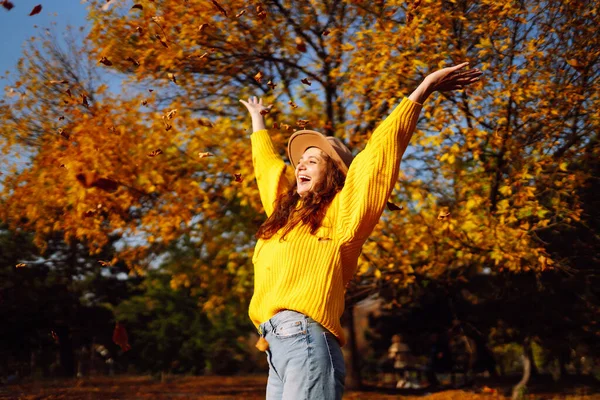 Jovem Mulher Uma Camisola Amarela Jeans Descansando Natureza Moda Conceito — Fotografia de Stock