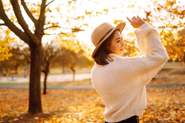 Sunny Lifestyle Portrait Young Stylish Woman Walking Park Wearing Cute — Stock Photo, Image
