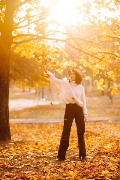 Retrato Estilo Vida Ensolarado Jovem Mulher Elegante Andando Parque Vestindo — Fotografia de Stock