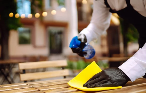 Disinfezione Prevenire Covid Cameriere Che Pulisce Tavolo Con Spray Disinfettante — Foto Stock