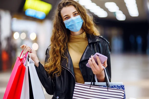 Mujer Con Estilo Máscara Médica Protectora Con Bolsas Compras Utilizando — Foto de Stock