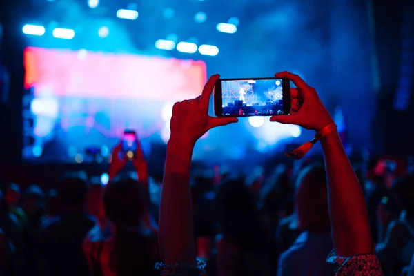 Χέρι Ένα Smartphone Δίσκους Φεστιβάλ Ζωντανής Μουσικής Λήψη Φωτογραφιών Της — Φωτογραφία Αρχείου