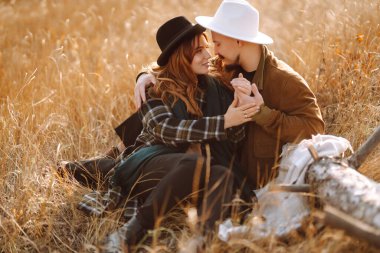 Sonbahar parkında yürüyen romantik bir çift. Aşk hikayesi. Sonbahar tarzı. Öp ve sarıl..